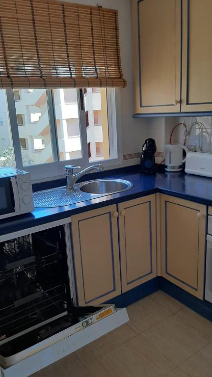 A kitchen or kitchenette at Ático con terraza abierta/Open terrace apartment