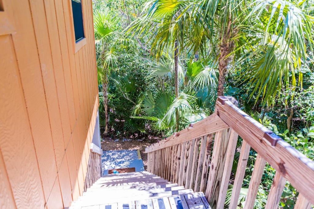 Zahrada ubytování The Florida Keys Treehouse in Marathon, FL