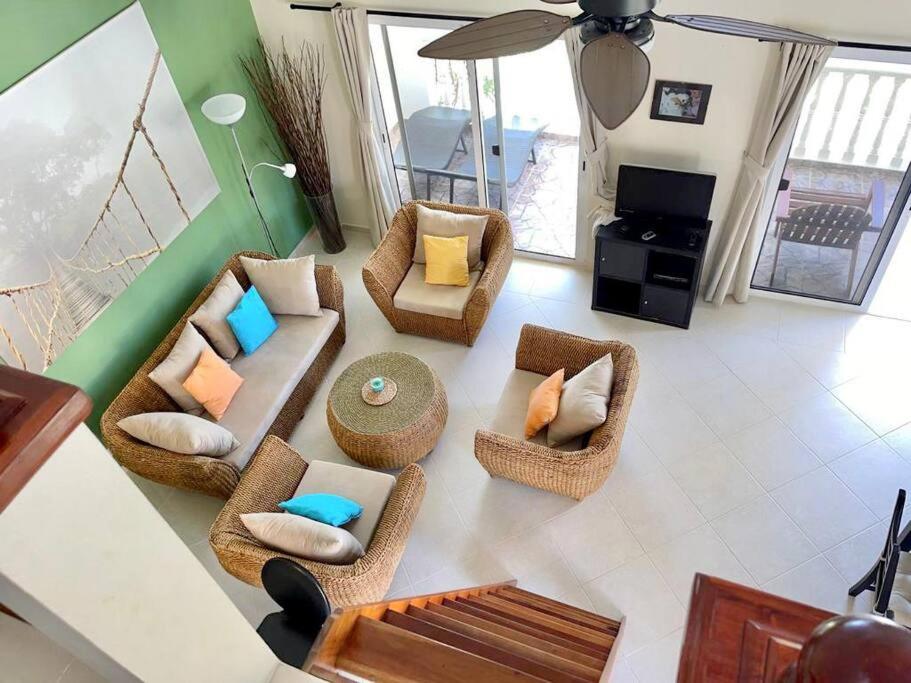 Χώρος καθιστικού στο The Cove Apartment Second Floor 5C