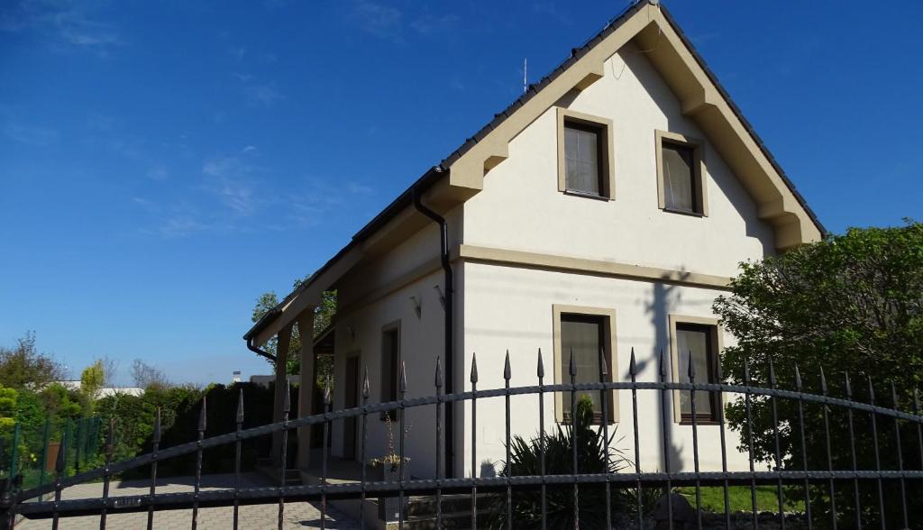 una casa bianca con una recinzione nera di Kimy home a Mojmírovce