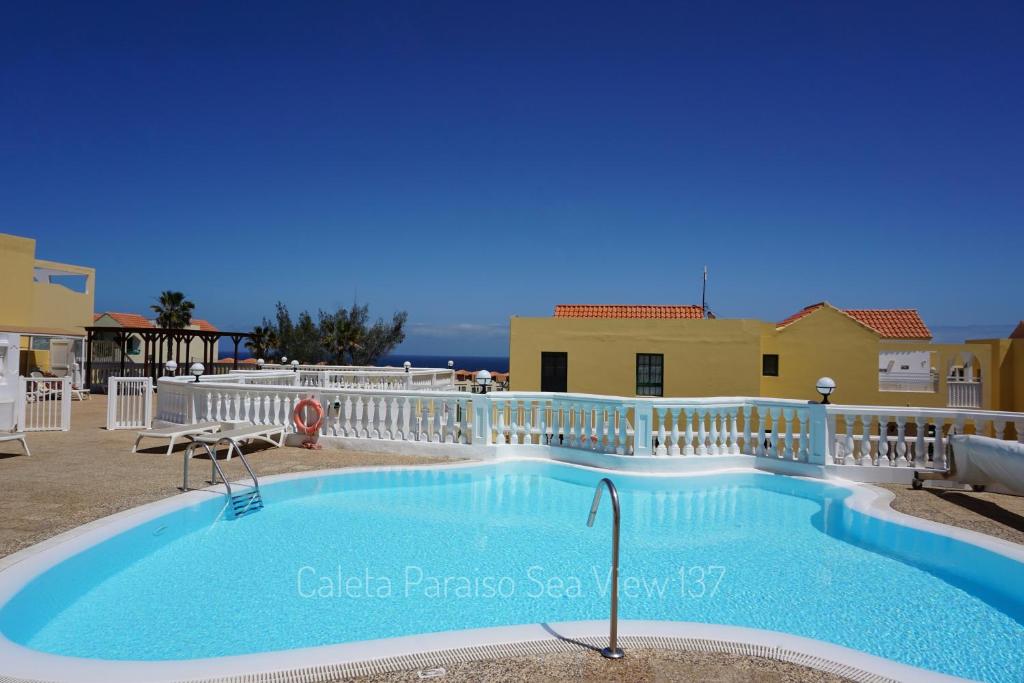 basen na balkonie willi w obiekcie Caleta Paraiso Sea View 137 w mieście Costa de Antigua