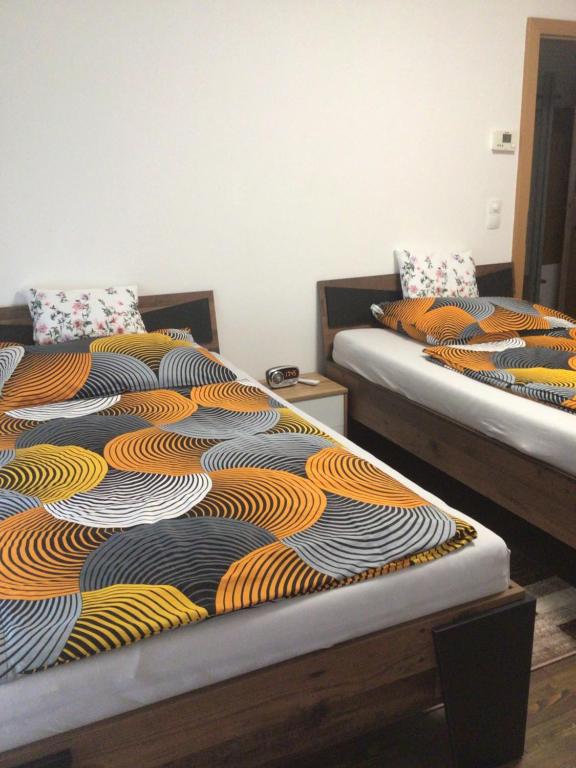 2 Betten nebeneinander in einem Zimmer in der Unterkunft Nina Apartment in Wiener Neustadt