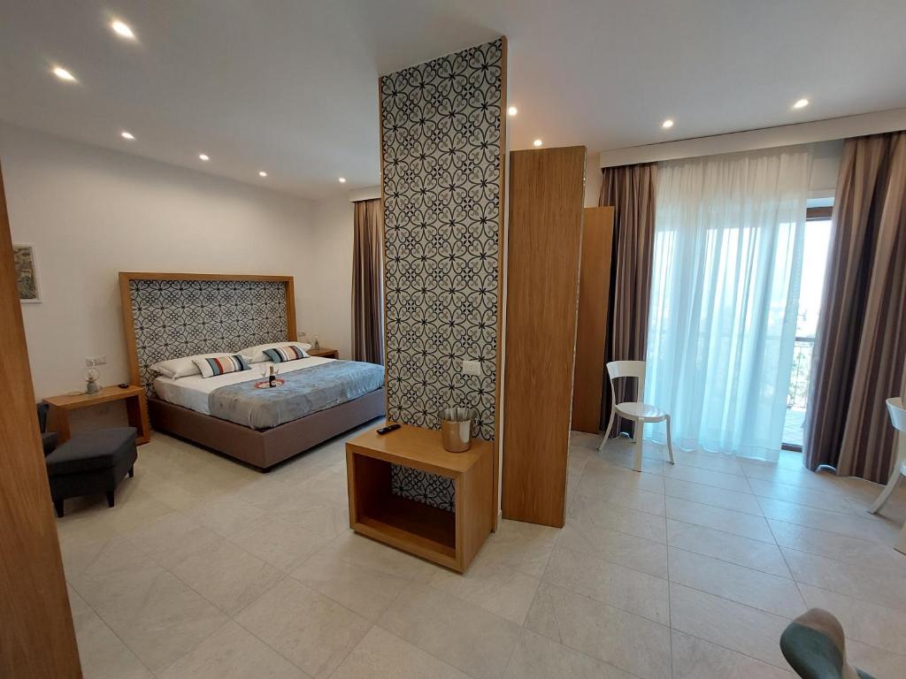 Postel nebo postele na pokoji v ubytování Mistral Luxury Suites