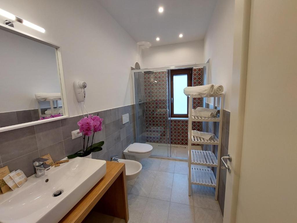 Koupelna v ubytování Mistral Luxury Suites