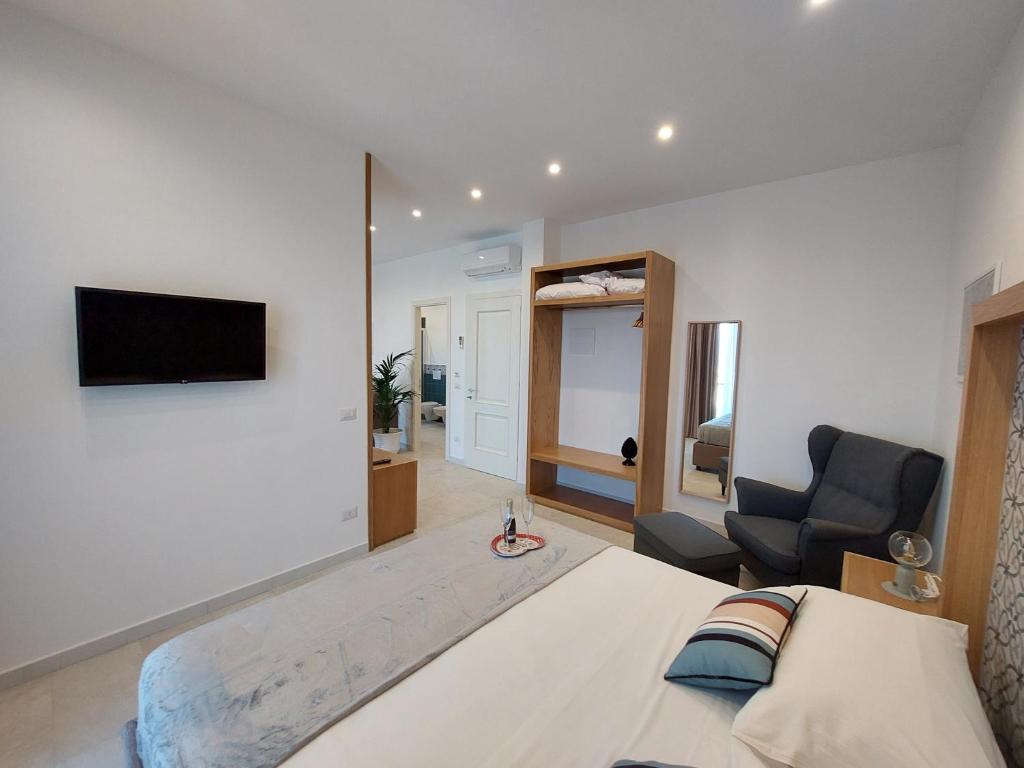 TV a/nebo společenská místnost v ubytování Mistral Luxury Suites