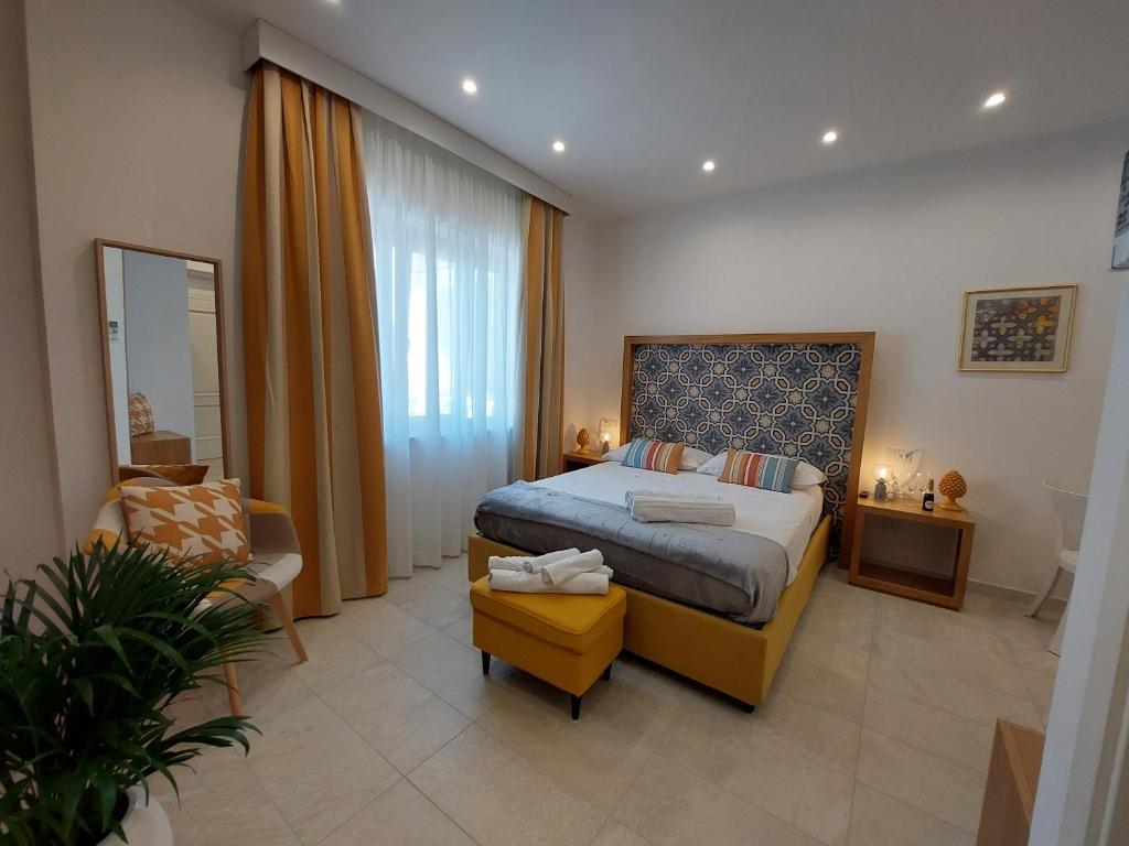 Кровать или кровати в номере Mistral Luxury Suites