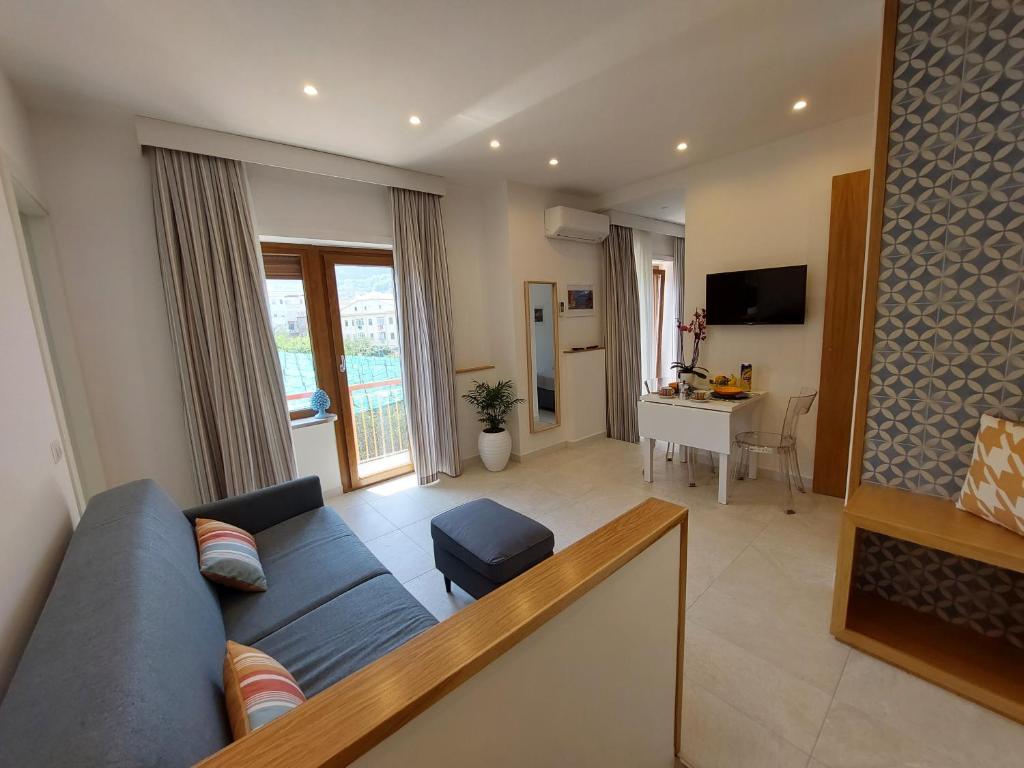 TV a/nebo společenská místnost v ubytování Mistral Luxury Suites