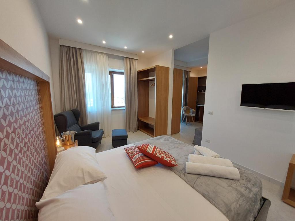 Postel nebo postele na pokoji v ubytování Mistral Luxury Suites
