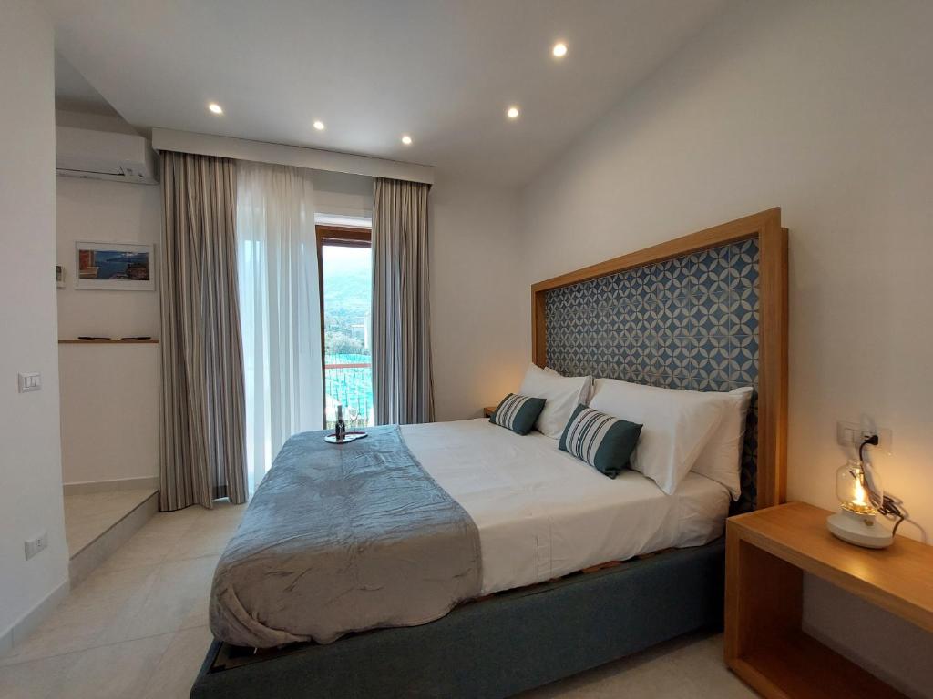 Postel nebo postele na pokoji v ubytování Mistral Luxury Suites