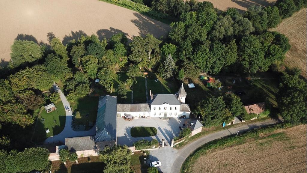 eine Luftansicht eines großen weißen Hauses mit Bäumen in der Unterkunft Au Domaine du Prédieu in Crécy-sur-Serre