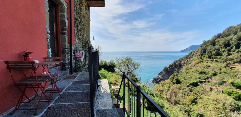 a balcony of a house with a view of the ocean at Arbanella in Corniglia