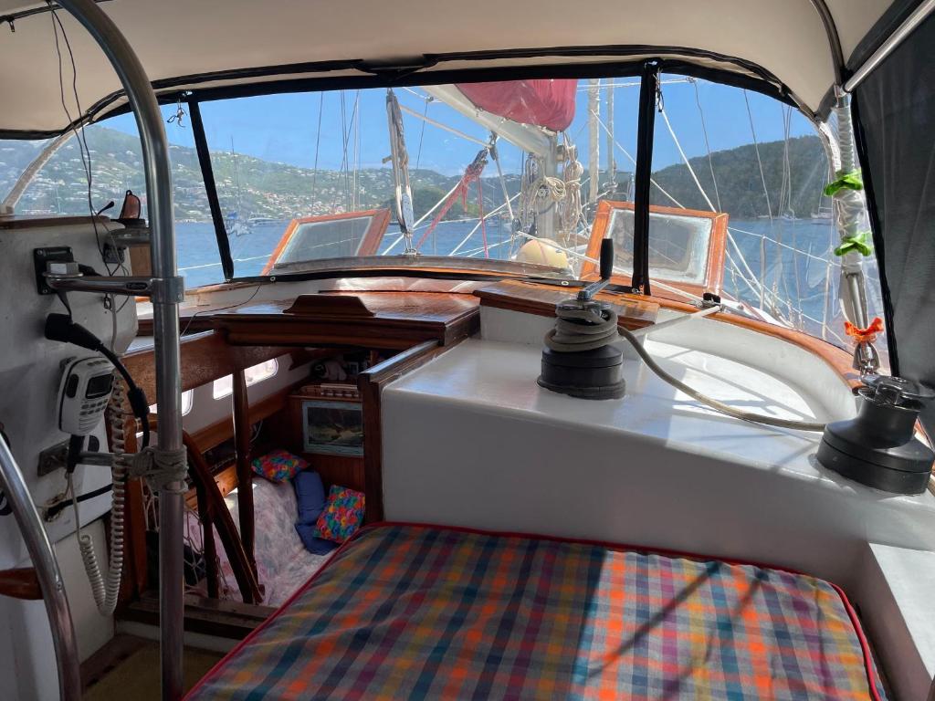 St Thomas stay on Sailboat Ragamuffin incl meals water toys في Water Island: سطح قارب مع طاولة ومكتب عليه