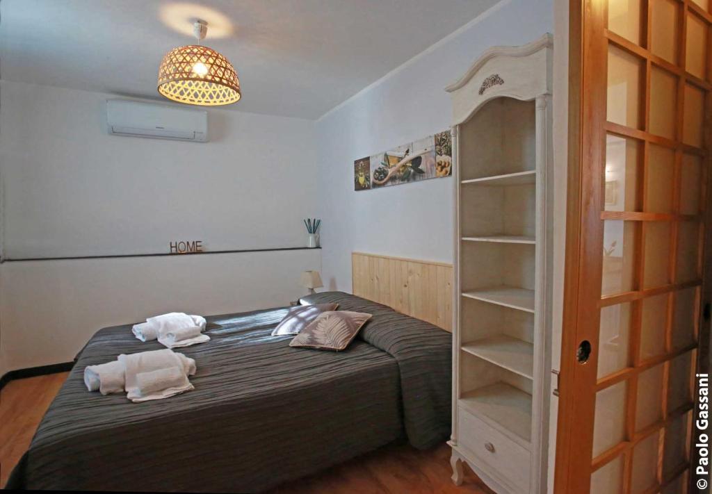 Łóżko lub łóżka w pokoju w obiekcie Cav Gli Ulivi di Bogliasco parcheggio privato gratuito