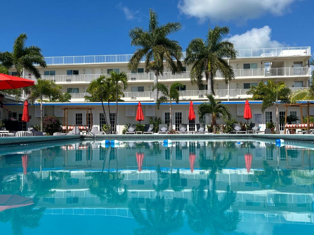 una grande piscina di fronte a un hotel di Skipjack Resort & Marina a Marathon