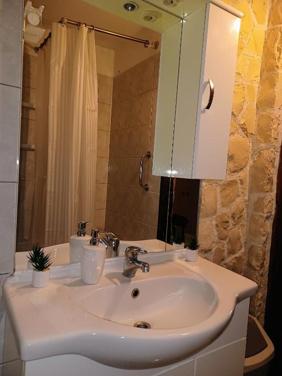 Kúpeľňa v ubytovaní Dalmatia Rustica comfortable one bedroom+fireplace