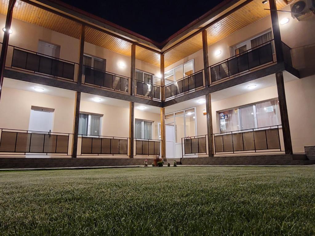 un edificio con balcones y patio por la noche en Vila Sophia, en Vama Veche