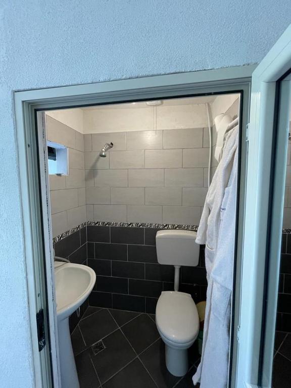 Koupelna v ubytování Hotel Kelmendi