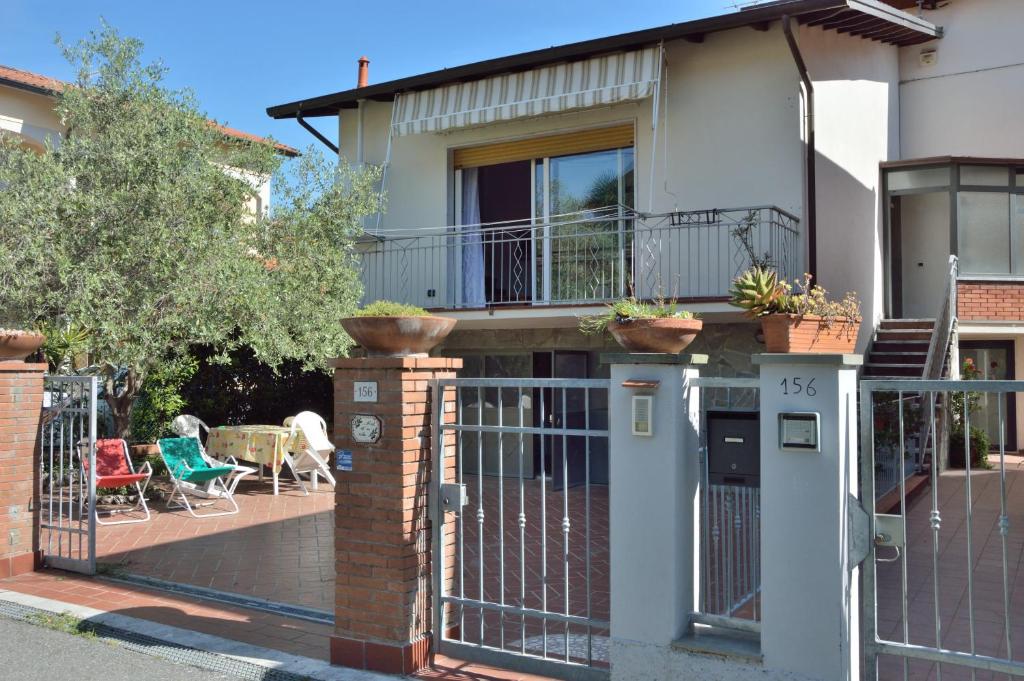 une maison avec un portail et un balcon dans l'établissement Ca 'nter Viale, à Il Romito