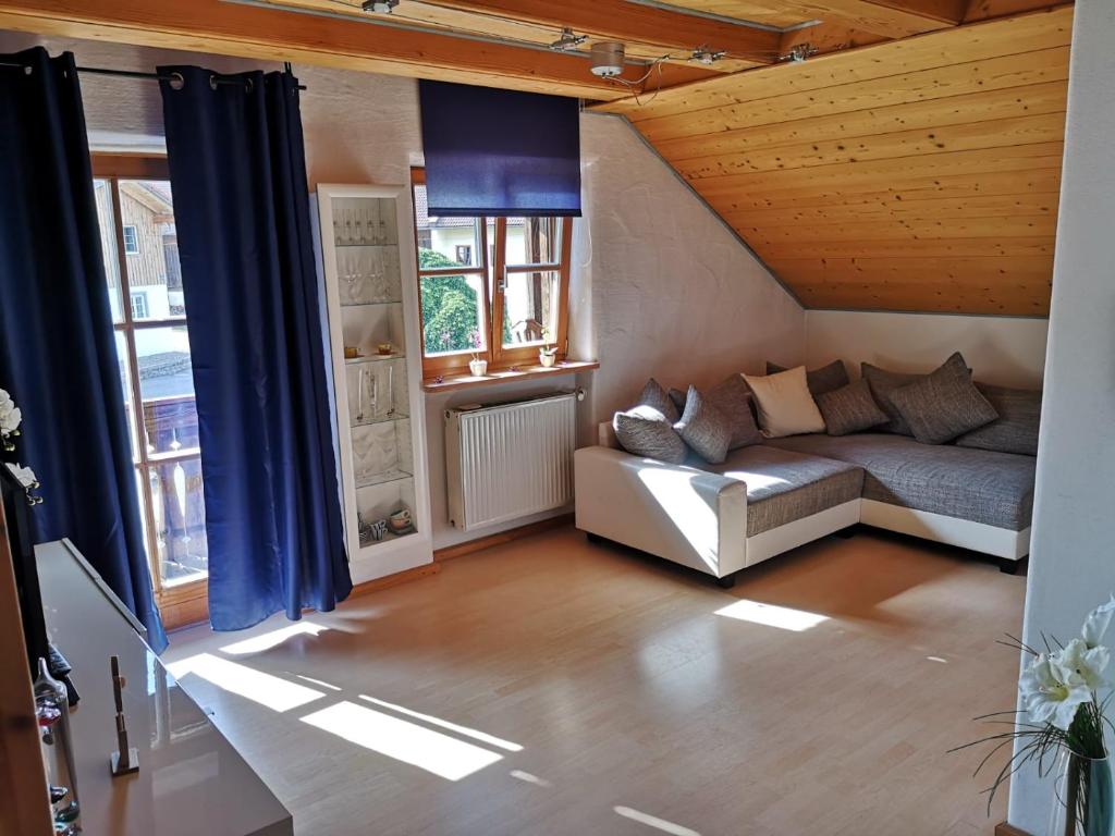 ein Wohnzimmer mit einem Sofa und einem Fenster in der Unterkunft Antonia in Egling