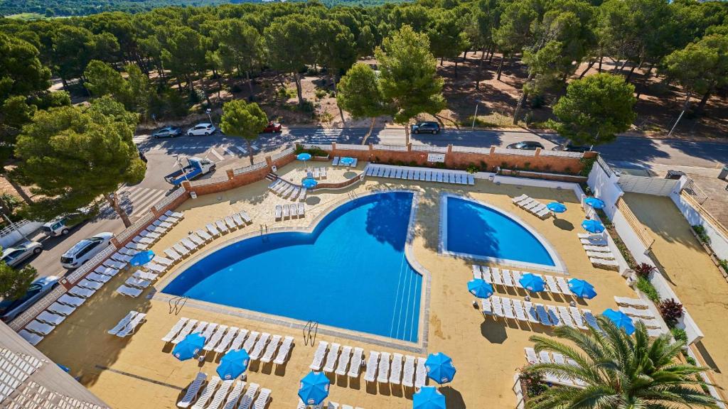 een luchtzicht op een resort met een groot zwembad bij A ESTRENAR PRECIOSOS APARTAMENTOS APARTHOTEL INTER2, NEW APARTMENTS lN APARTHOTEL 12 months open! self check in! RESERVA Garaje! in Salou