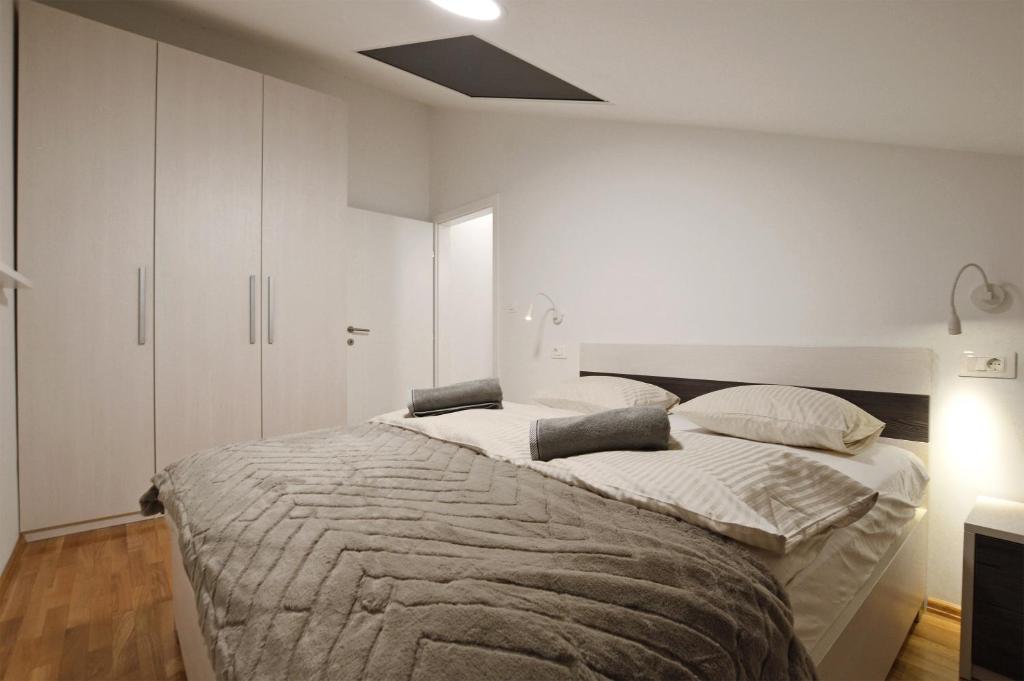 Posteľ alebo postele v izbe v ubytovaní Apartman L