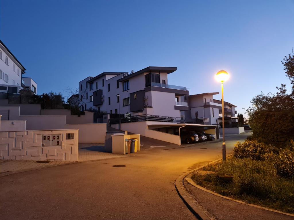 Budova, v ktorej sa apartmán nachádza