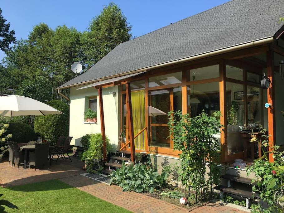 ein Haus mit Glastüren und einer Terrasse in der Unterkunft Waldidyll in Neuzelle