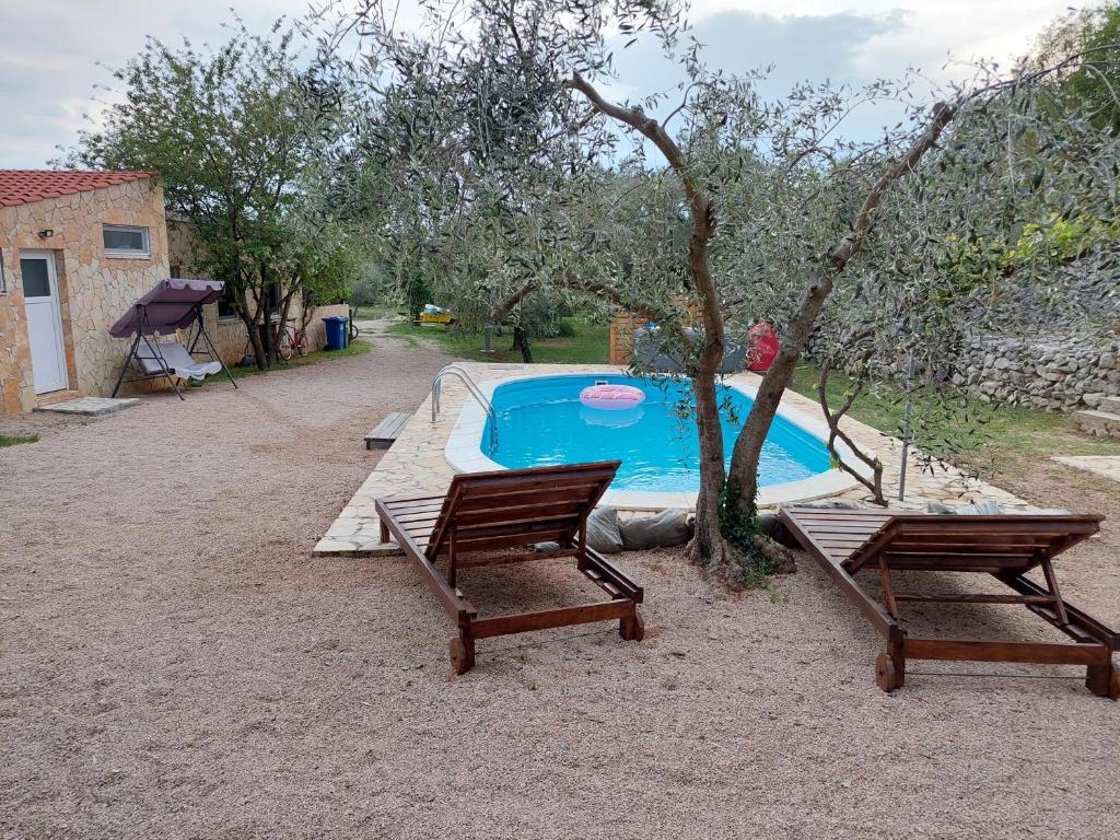 Basen w obiekcie Holiday House Pulina lub w pobliżu