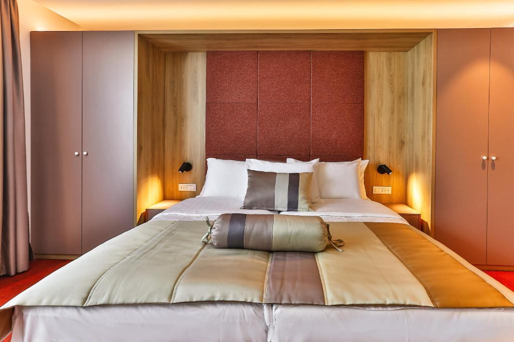 Letto o letti in una camera di Carine Hotel Centar