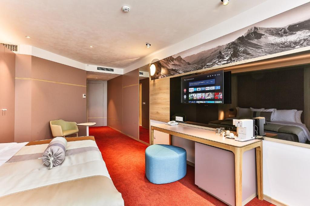 TV o dispositivi per l'intrattenimento presso Carine Hotel Centar