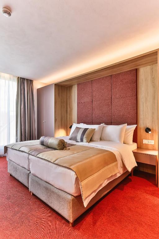 Letto o letti in una camera di Carine Hotel Centar