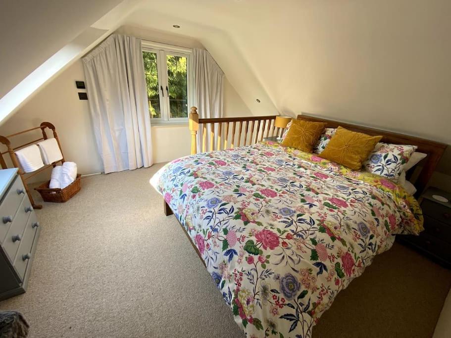 Llit o llits en una habitació de Coombe Cottage