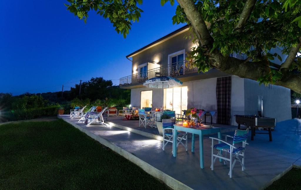 eine Terrasse mit Stühlen und Tischen vor einem Haus in der Unterkunft Bontempo Suite in Vasto