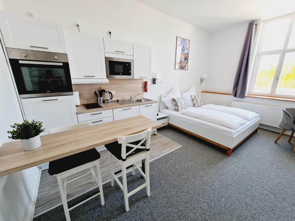 ein Wohnzimmer mit einem Sofa und einem Tisch in der Unterkunft Best Boarding House in Hanau am Main