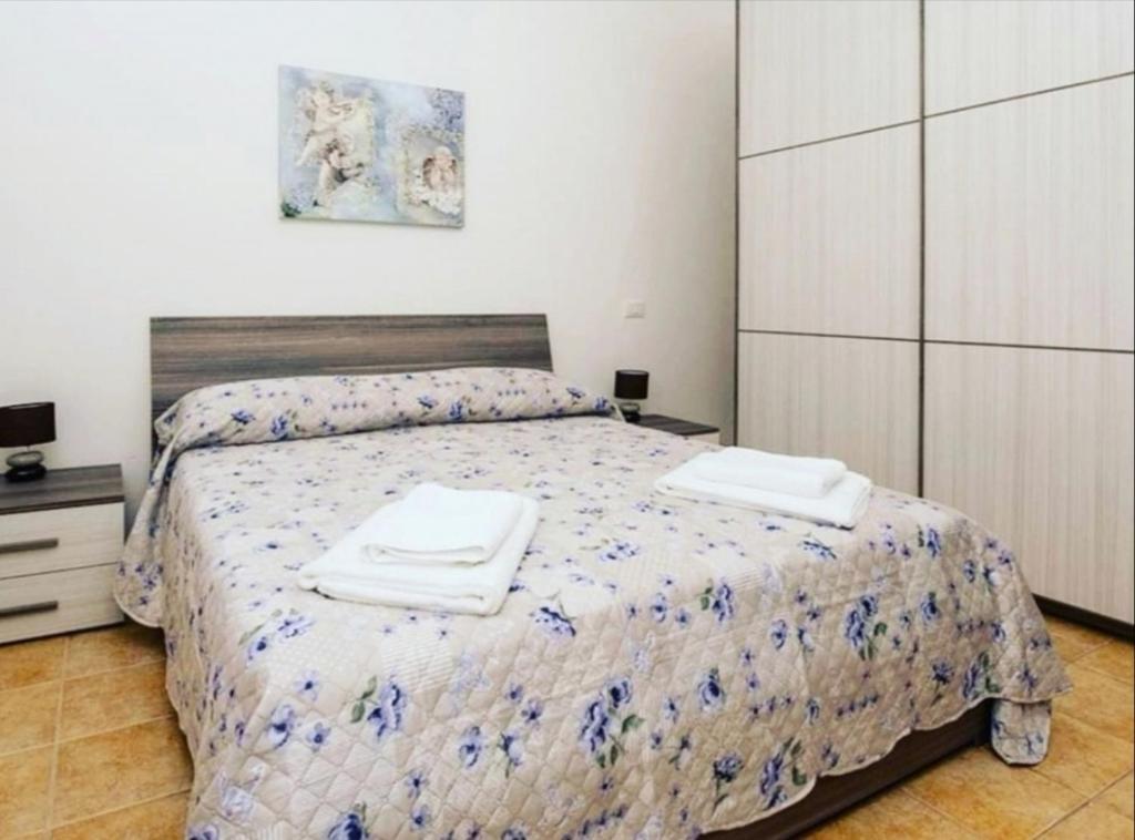 um quarto com uma cama com duas toalhas em Casa Giulia near Lazise, Garda lake and Gardaland em Lazise