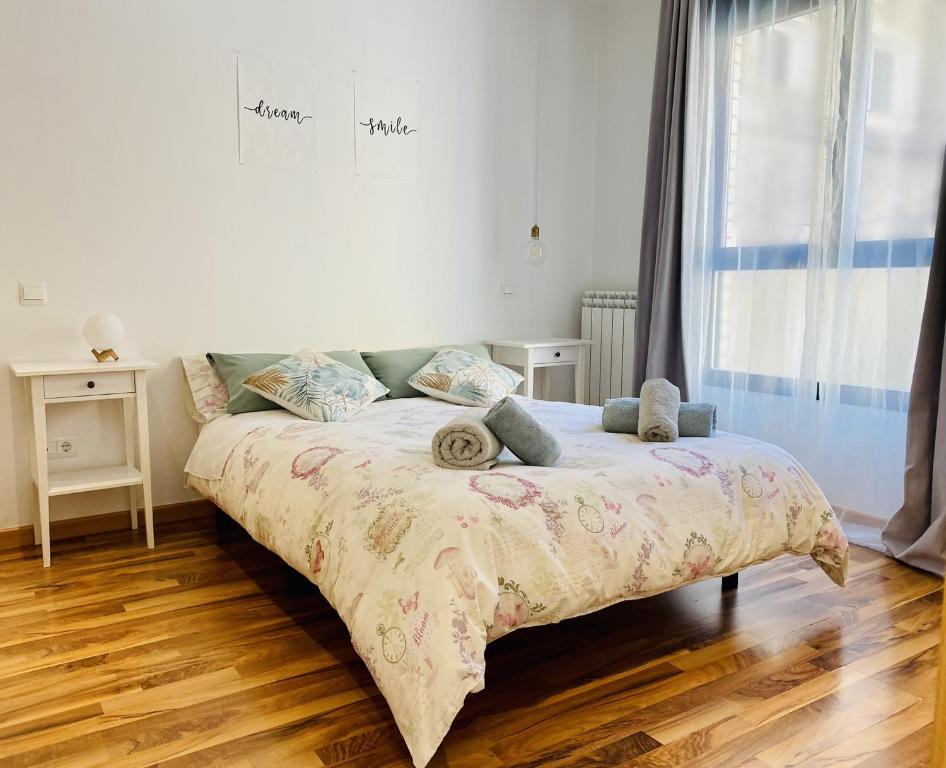1 dormitorio con cama y ventana en Suite Anna en Zaragoza