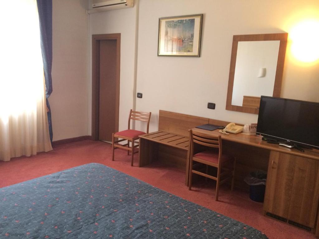 TV a/nebo společenská místnost v ubytování Hotel Arcobaleno