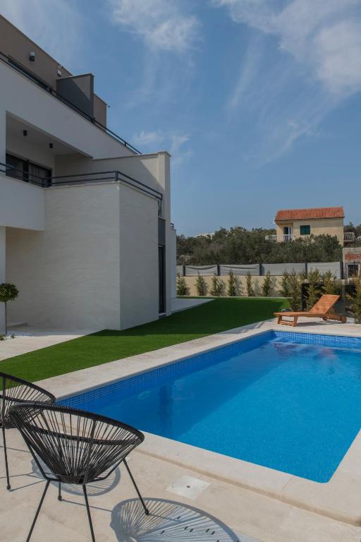 Bazén v ubytování Villa Magna luxury apartments nebo v jeho okolí