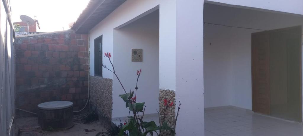 Habitación con puerta y pared de ladrillo en Casa Temporada Beberibe en Beberibe