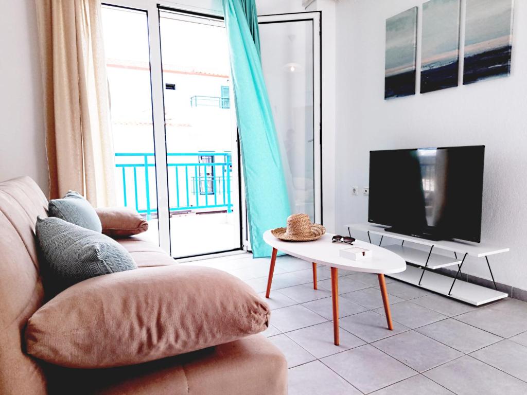 Televízia a/alebo spoločenská miestnosť v ubytovaní Kallithea Central Residence