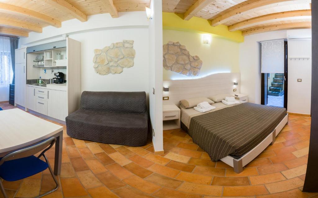 - une chambre avec un lit et une chaise dans l'établissement La Piana Affittacamere, à Camerano