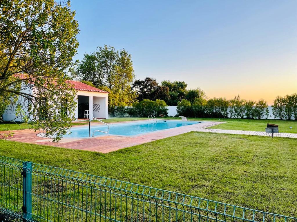 a house with a swimming pool in a yard at Casas Herdade do Convento da Serra in Almeirim