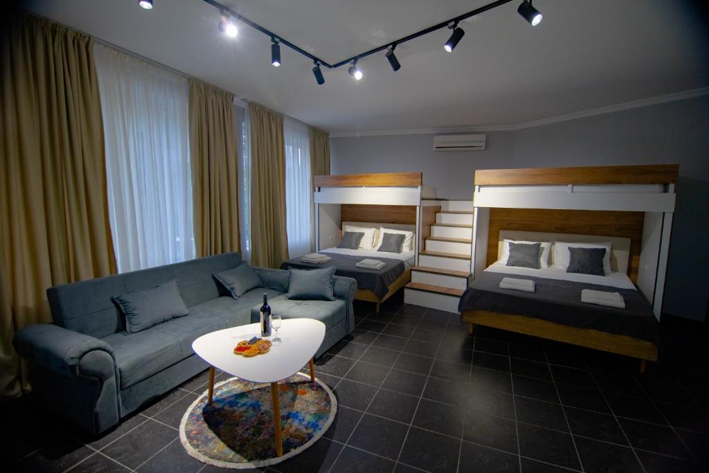 uma sala de estar com duas camas e um sofá em Comfy corner em Telavi