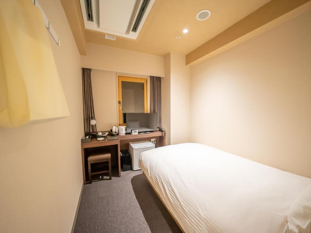Postel nebo postele na pokoji v ubytování Shinsaibashi ARTY Inn