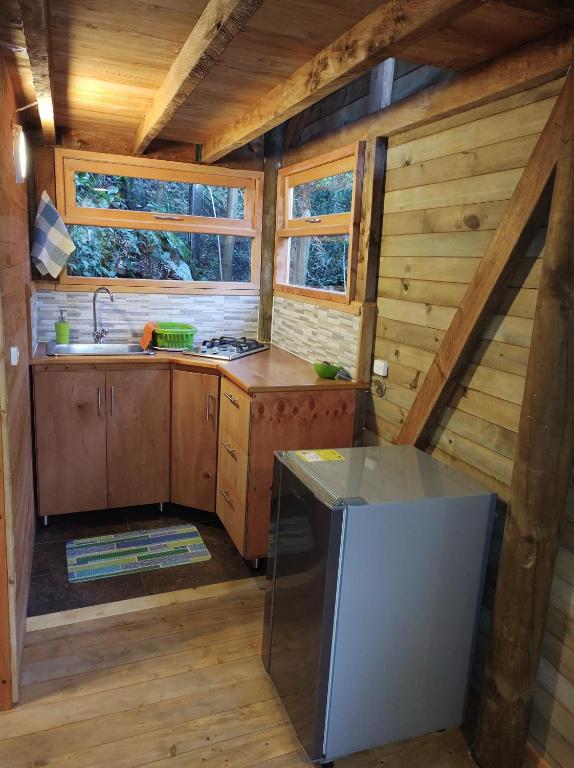 Kuchyň nebo kuchyňský kout v ubytování La Cabaña de Huckleberry