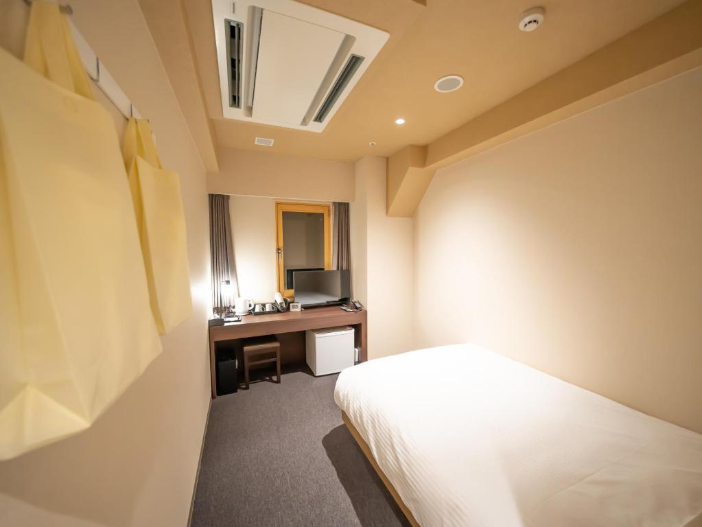 Postel nebo postele na pokoji v ubytování Shinsaibashi ARTY Inn