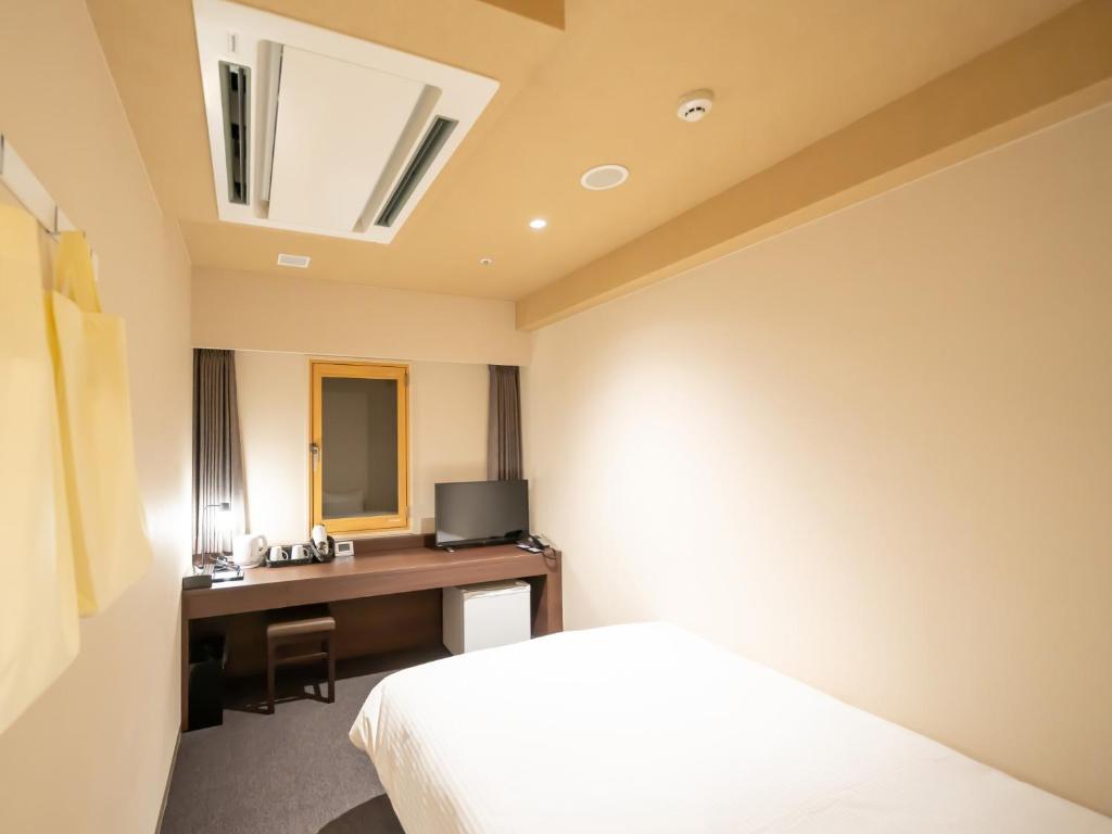 Postel nebo postele na pokoji v ubytování Shinsaibashi ARTY Inn