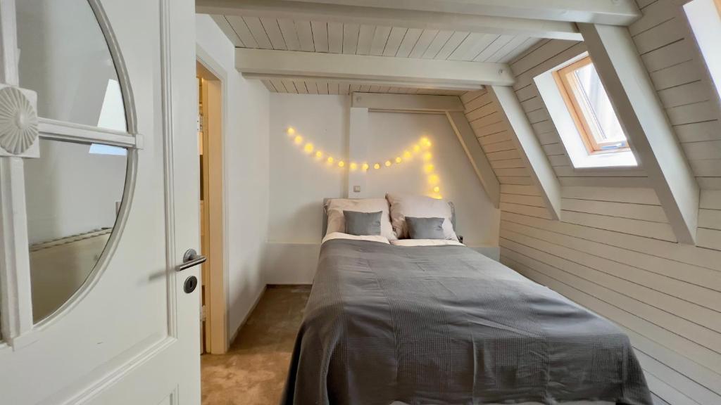Een bed of bedden in een kamer bij Gemütliche Maisonettewohnung mit Dachterrasse am Schloß