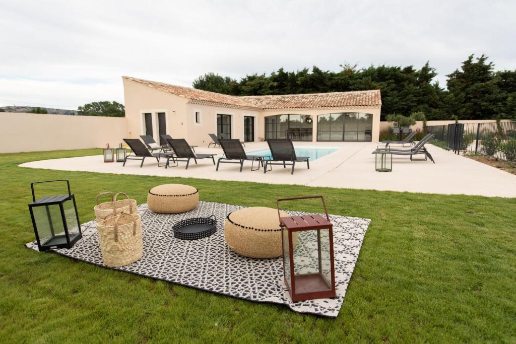 einen Hinterhof mit einem Tisch und Stühlen sowie einer Terrasse in der Unterkunft Maison Réglisse du MAS LOU CAPY in Salon-de-Provence