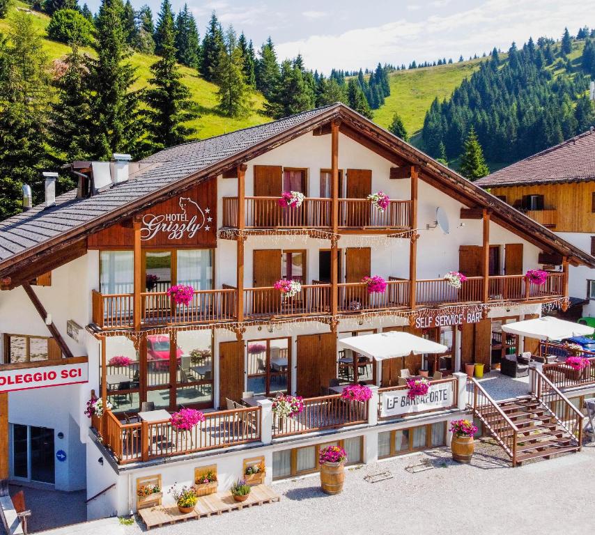 Nespecifikovaný výhled na hory nebo výhled na hory při pohledu z hotelu
